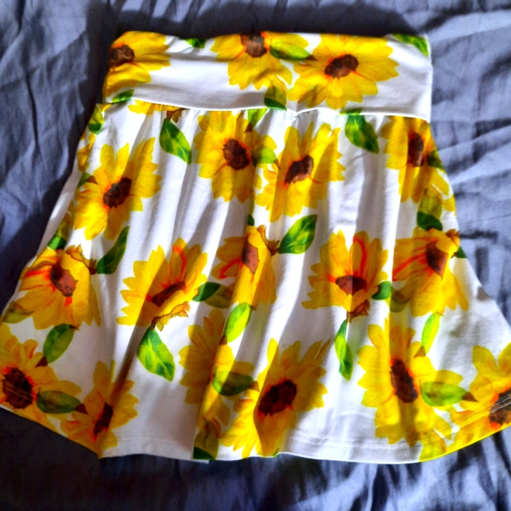 Social Edition / Sunflower White Skirt Sz M 7/8
